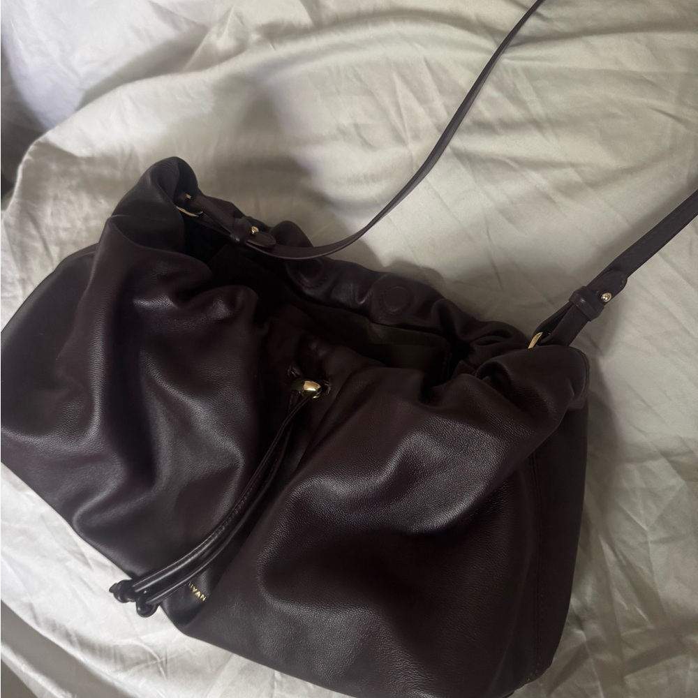 Cuyana Dia drawstring shoulder bag in smooth lambskin leather- Plum - Picture 6 of 10